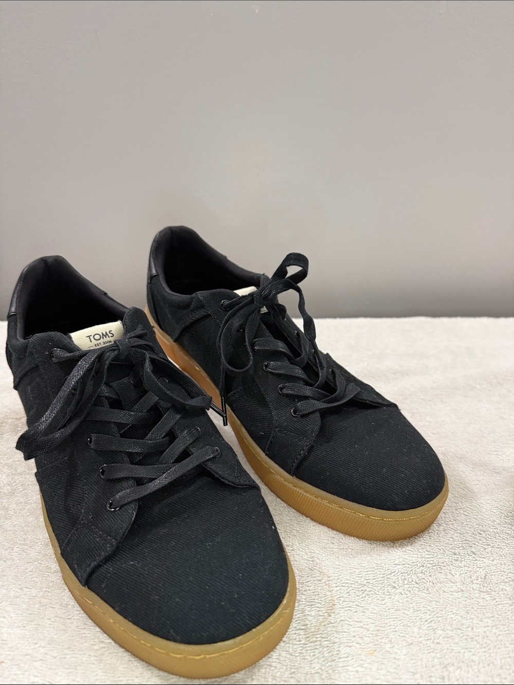 TOMS Black Canvas Sneakers with Gum Sole Men’s US11 Casual Lace Up Cushion Shoes